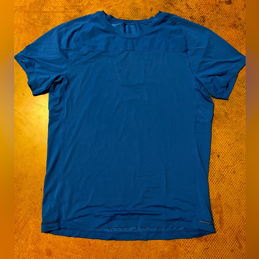 Men’s lululemon medium short sleeve shirt